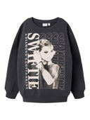 NKFFESI TSWIFT NREG SWEAT UNB SKY ASPHALT