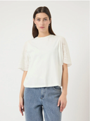 YASLEX SS TOP W. EMB SLEEVES - HVIT