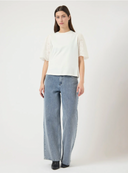 YASLEX SS TOP W. EMB SLEEVES - HVIT