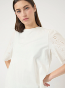YASLEX SS TOP W. EMB SLEEVES - HVIT